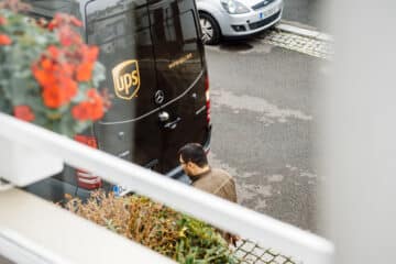UPS Plans to Hire 100,000 seasonal workers